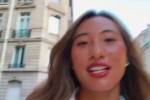 心情​​​美?郑钦文边走边唱蔡依林《日不落》，社媒晒吃大餐